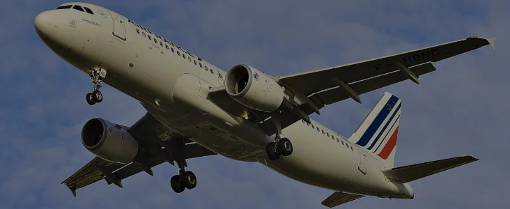 Avion de ligne en vol, train d’atterrissage sorti.